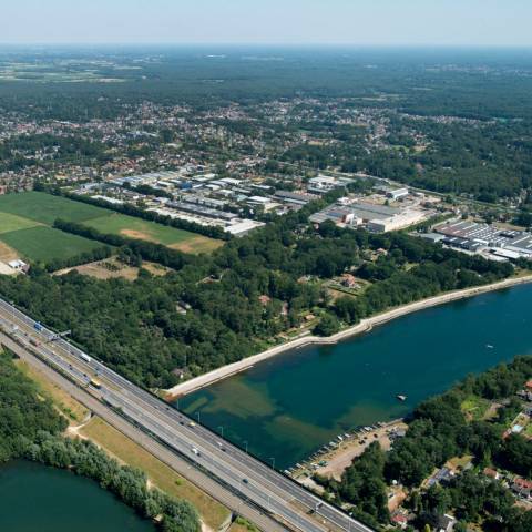 Luchtfoto bedrijventerreinen Kloosterveld en De Zwaan, woonkern, landbouwgebied, snelweg E19 en E10-plas ©POM Antwerpen